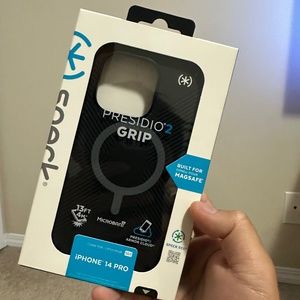 Speck Presidio 2 Magsafe iPhone 14 Pro